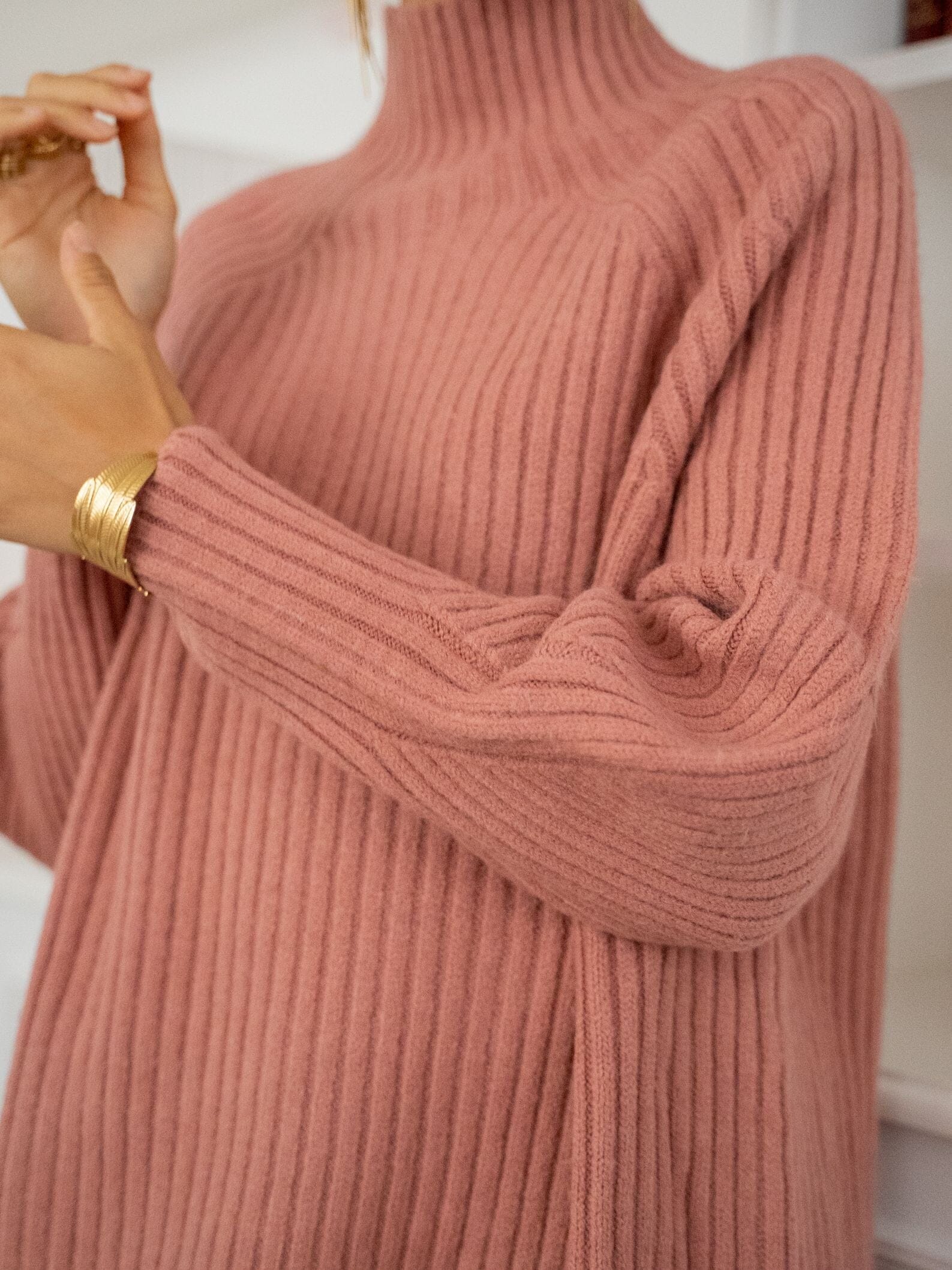 COMMENT PORTER LA ROBE PULL AVEC STYLE ? – By Louise